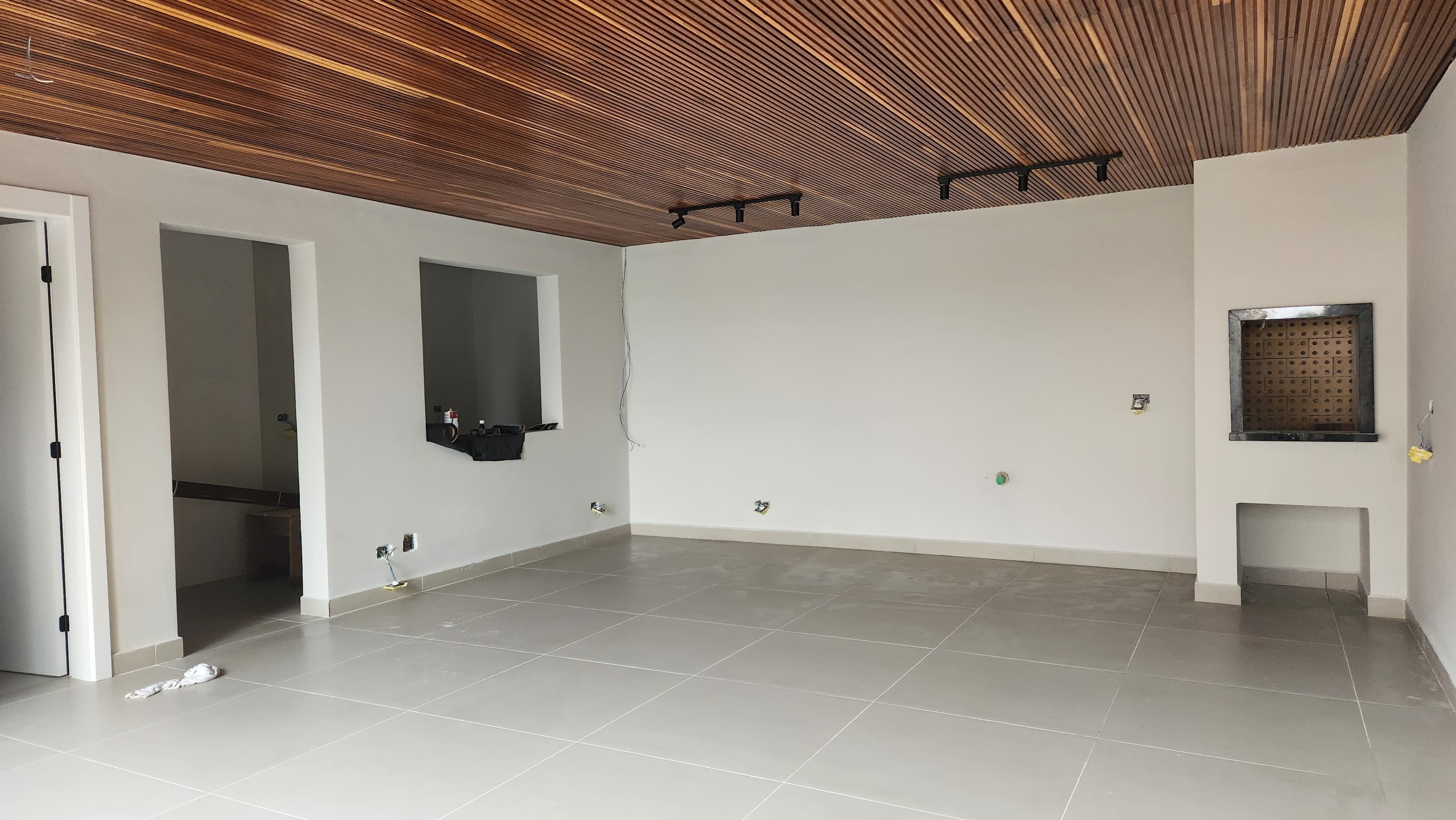 Espaço gourmet com forro em cumaru e churrasqueira